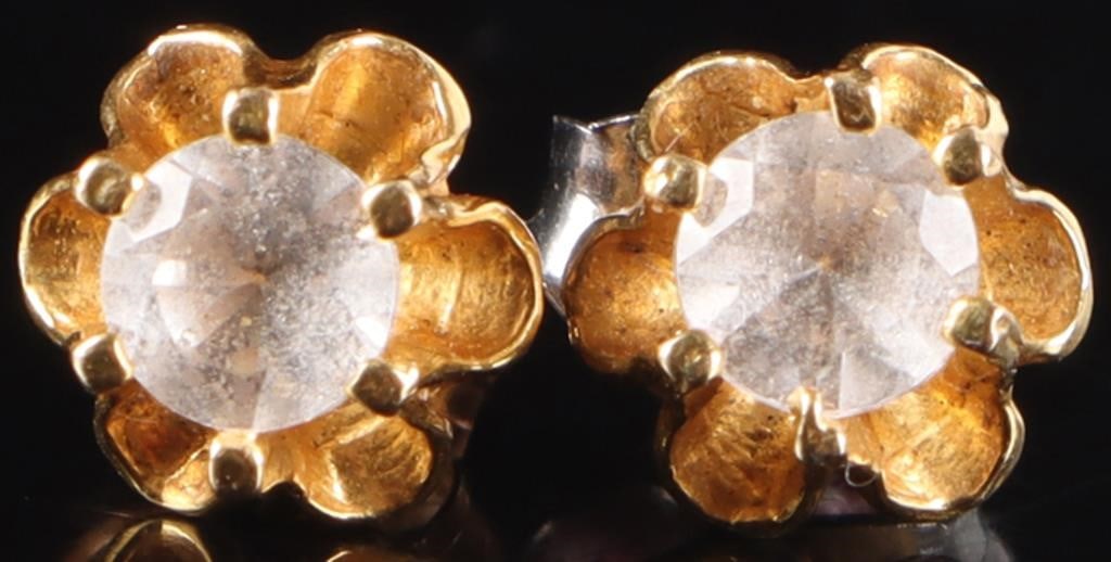 18K YELLOW GOLD LADIES STUD EARRINGS W/ DIAMONDS: One pair of 18k yellow gold ladies stud earrings molded in a floral shape with a 0.25ct round-cut diamond. The clasps are not gold.Stone Type: DiamondWeight: 1.68 gramsSize: 6.75mmCondition: See pictu