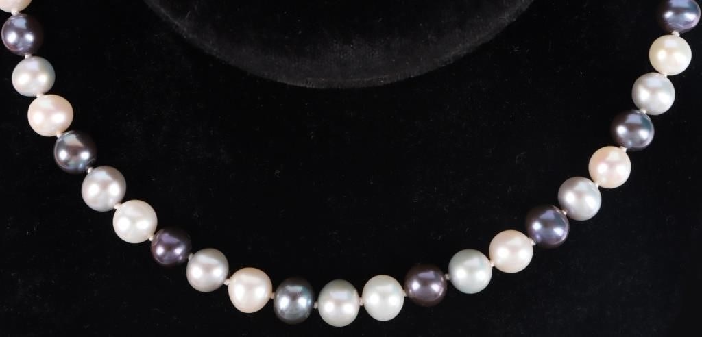 14K WHITE GOLD TAHITIAN PEARL LADIES NECKLACE: 14K white gold Tahitian & White pearl ladies necklace.Stone Type: PearlWeight: 50.60 GramsSize: 18.50"Condition: Little to no wear, see images for details.