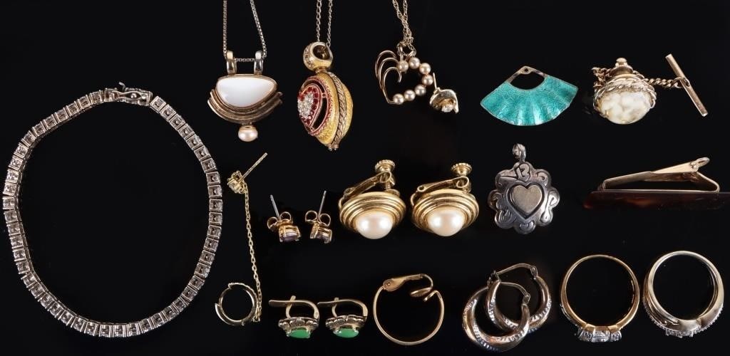STERLING SILVER JEWELRY LOT (18): Gold-tone sterling silver ladies jewelry. This lot includes a brooch with frosted glass, a clip-brooch with a large tortoise shell rectangle, a necklace with an abstract pendant that features a chunk