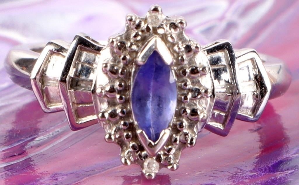 10K WHITE GOLD DIAMOND & CZ LADIES RING: 10K white gold diamond and cubic zirconium ladies ring.Stone Type: AssortedWeight: 3.10 GramsSize: US 7Condition: Very fine.