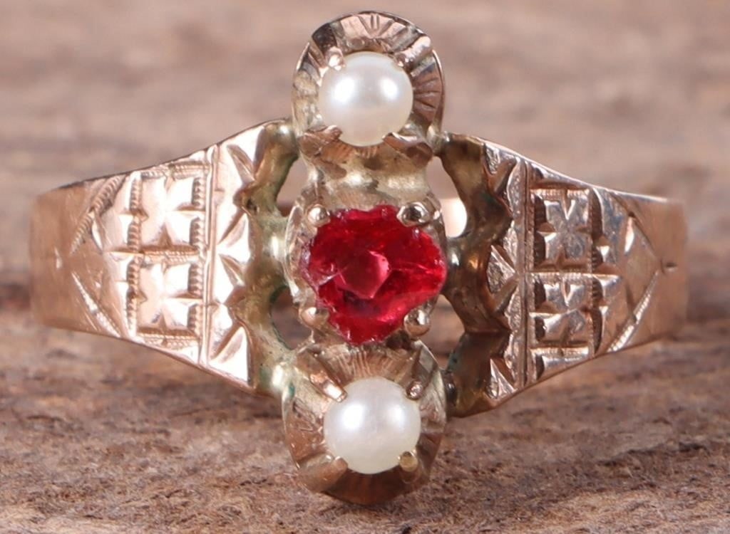 10K YELLOW GOLD LADIES RING W/ RUBY & PEARLS: 10k yellow gold antique style ladies ring. The shoulders and gallery are etched in an Art-Deco likeness and the piece features two pearls with a 0.25ct square-cut synthetic ruby between them.Stone Typ