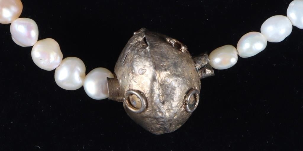 UNIQUE 18K GOLD CLASP BAROQUE PEARL NECKLACE W 925: Unique ladies necklace which is composed of white and genuine pink baroque pearls across its length, an 18k yellow gold clasp with two halves of a genuine white round pearl on either side, and a weath