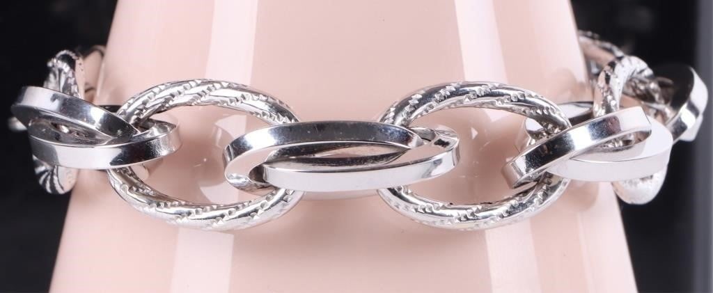 18K WHITE GOLD HOLLOW LINK LADIES BRACELET: 18K white gold hollow link ladies bracelet to include an alternating series of gradient links and intertwined smooth links.Weight: 15.97 GramsSize: 8.50"Condition: Little to no wear, see images for