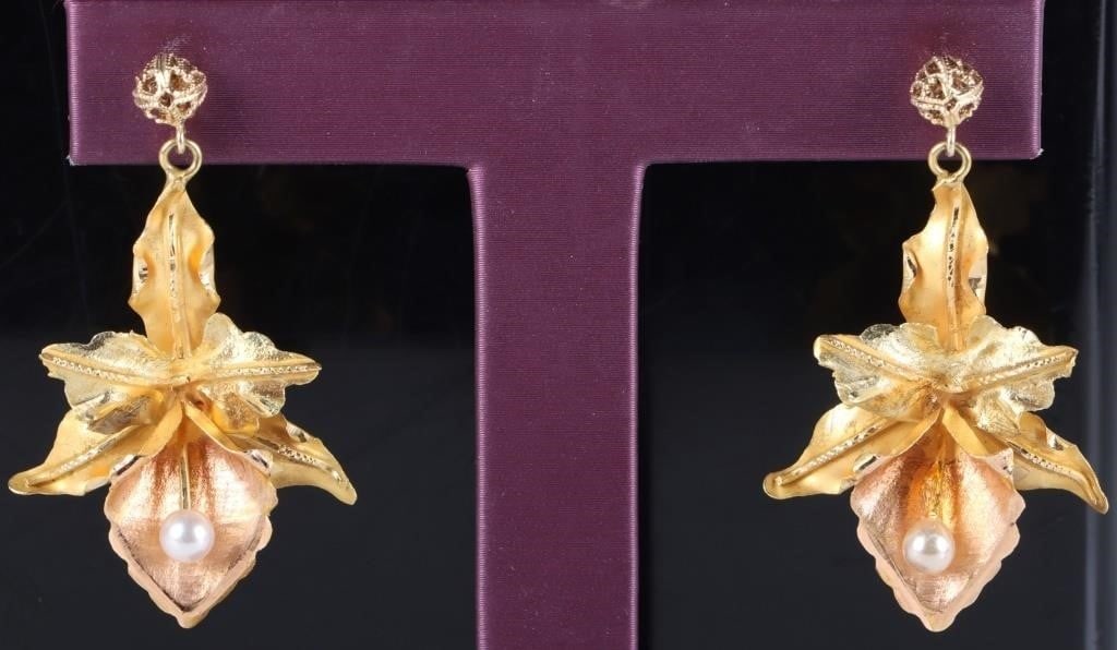 18K YELLOW GOLD FLORAL LADIES EARRINGS W/ PEARLS: 18k yellow gold ladies earrings shaped like bluebells. The interior of the petals are gilt in a darker color to give the impression of a shadow. The pistil is represented by a genuine white round pear