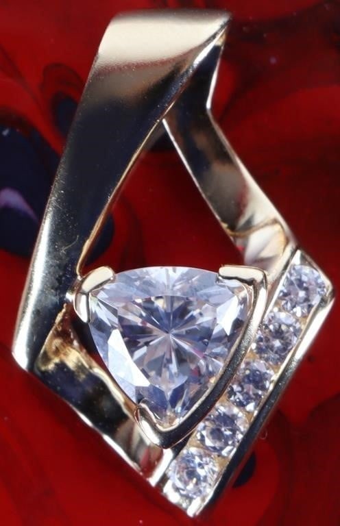 GLITTERING 14K YELLOW GOLD ABSTRACT LADIES PENDANT: 14k yellow gold abstract style ladies pendant with glittering rhinestones set into it. Includes original black velvet case.Stone Type: RhinestoneWeight: 3.45 gramsSize: 25 X 16 mmCondition: Like new,