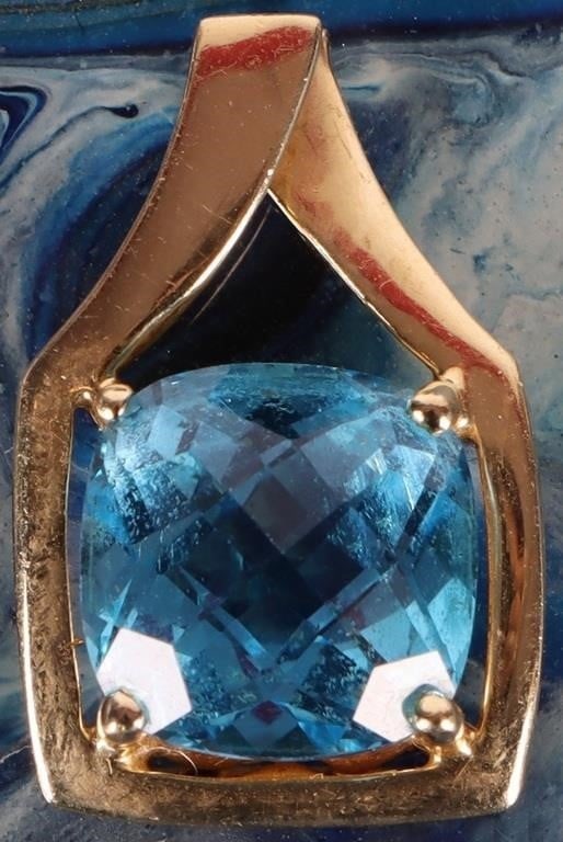 14K YELLOW GOLD LADIES PENDANT W/ 3CT TOPAZ GEM: 14K yellow gold ladies pendant with a 3CT braided cut blue topaz gemstone.Stone Type: TopazWeight: 3.67 GramsSize: 20.7 mm tall.Condition: Gently worn. See images for complete condition.