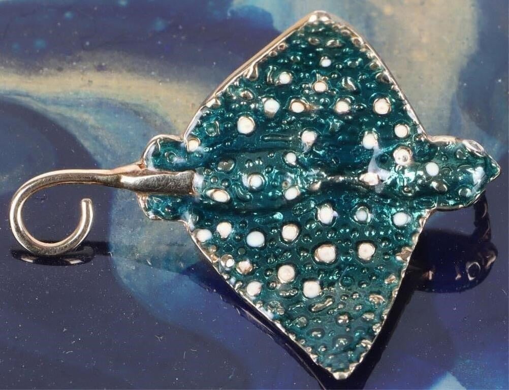 14K YELLOW GOLD ENAMELED STINGRAY PENDANT (1 of 3)