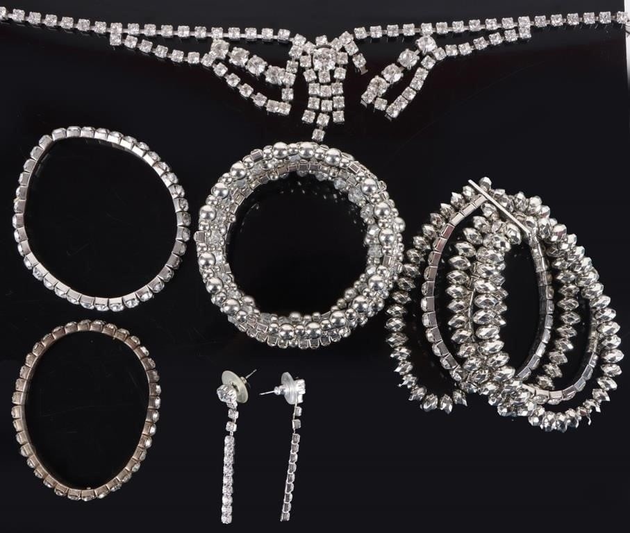 LOT OF VINTAGE LADIES JEWELRY SILVER TONED (6) (1 of 7)