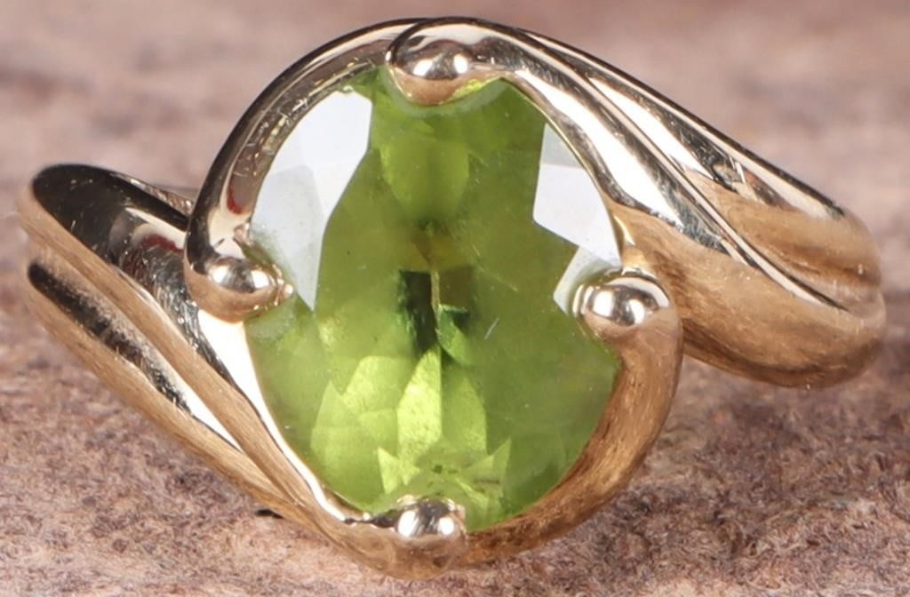14K YELLOW GOLD PERIDOT LADIES RING (1 of 4)