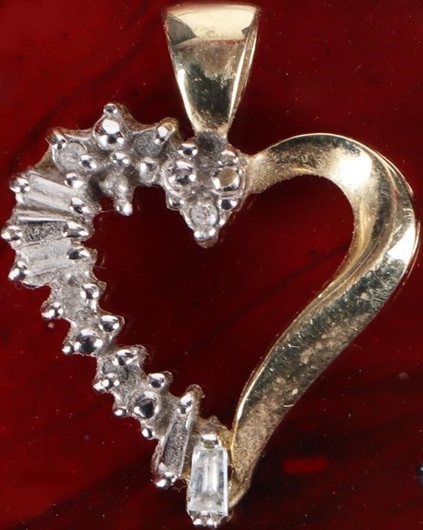 10K YELLOW GOLD LADIES HEART PENDANT W/ DIAMONDS: 10k yellow gold ladies heart pendant with nine melee diamonds arranged on one end. The prongs on that side are white gold.Stone Type: DiamondWeight: 1.62 gramsSize: 20.2 X 15.9 mmCondition: See pictur