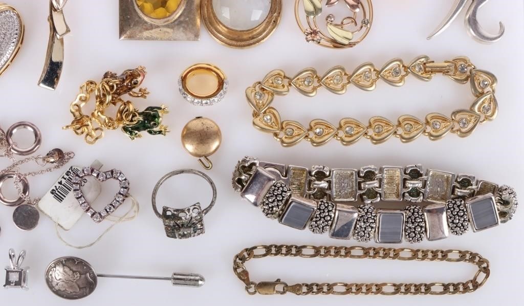 ASSORTED ORNATE GOLD/SILVER TONE JEWELRY LOT - 4