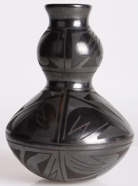 MATA ORTIZ POTTERY BY NATY ORTEGA BLACK VASE (1 of 3)