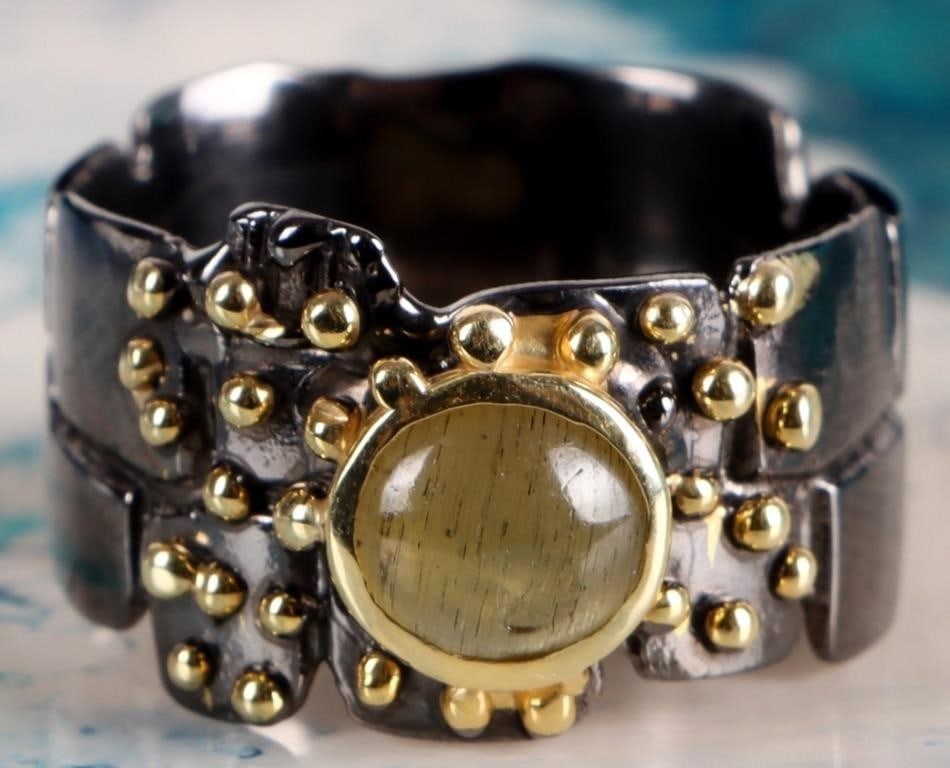 STERLING SILVER GREEN GEM BRICK STYLE LADIES RING: Sterling silver green gem brick style ladies ring.Stone Type: AssortedWeight: 6.32 GramsSize: 7.50 U.S.Condition: Little to no wear, see images for details.