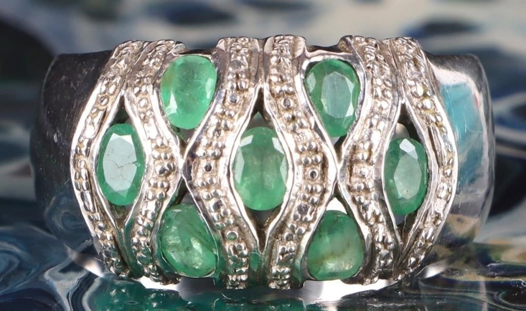 STERLING SILVER LIGHT EMERALD LADIES RING (1 of 3)