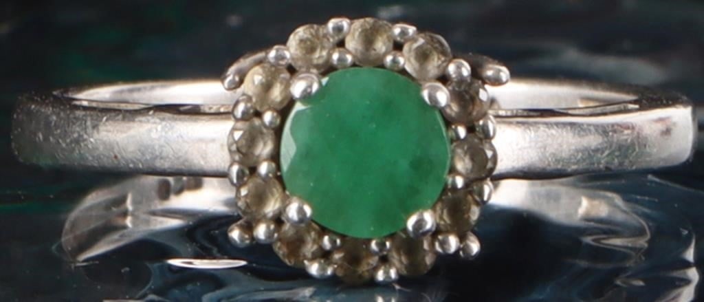 STERLING SILVER LADIES RING W/ ROUND EMERALD (1 of 4)
