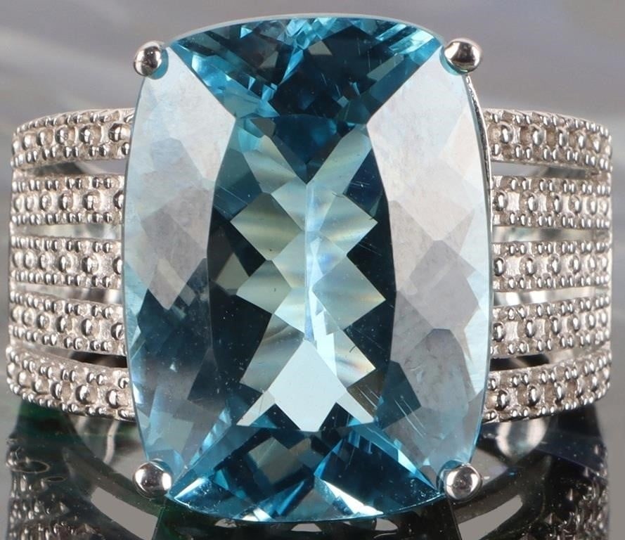 STERLING SILVER BLUE TOPAZ LADIES RING: Sterling silver blue topaz ladies ring. Gemstones to include one 17.82mm X 13.01mm rectangular cushion cut blue topaz.Stone Type: TopazWeight: 9.19 GramsSize: 7.00 GramsCondition: Little to no wear,