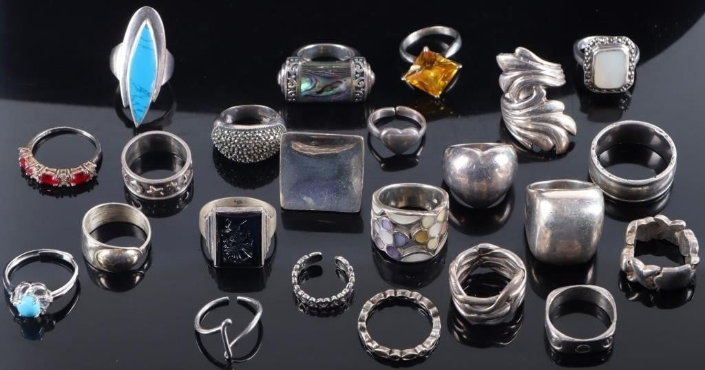 STERLING SILVER LADIES RINGS W/ TURQ MOP ONYX (23): Lot of twenty-three sterling silver rings, of note of which include a piece with the side profile of a Greek soldier carved in onyx, a piece with mother of pearl flowers along the band, a piece with