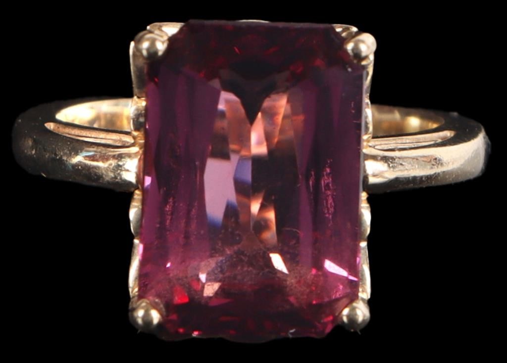 14K YELLOW GOLD LADIES RING W/ ~3.3CT TOURMALINE: 14k yellow gold ladies ring with an approximately 3.3ct rectangle-cut tourmaline gemstone and minor wing-like Baroque flourishes on the galleries.Stone Type: TourmalineWeight: 4.72 gramsSize: US 4.75C