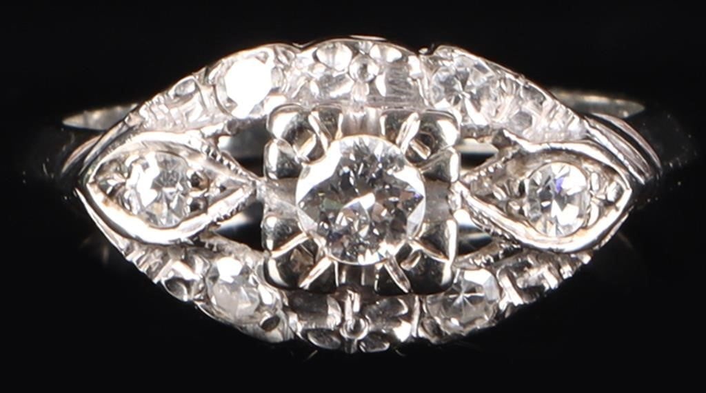 14K WHITE GOLD LADIES RING W/ SEVEN DIAMONDS (1 of 4)