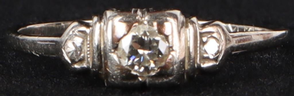 MINIMALIST 14K WHITE GOLD LADIES RING W/ DIAMONDS (1 of 4)