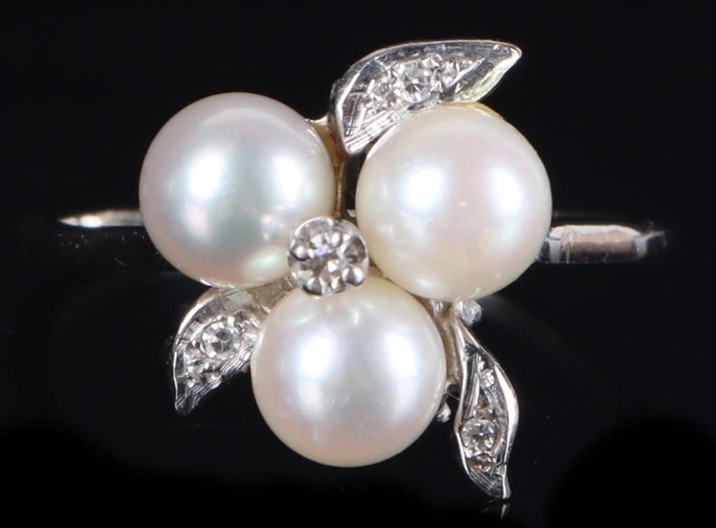 14K WHITE GOLD FLORAL RING W/ PEARLS & DIAMONDS: 14k white gold ladies floral ring, to include three genuine white round pearls and four small diamonds. The pearls resemble bunches of dahlias surrounded by small gold leaves, on which most of the dia