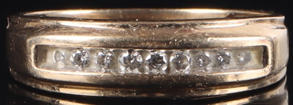 10K YELLOW GOLD NATURAL DIAMOND MEN'S RING: 10K yellow gold natural diamond men's ring. Gemstones to include seven 0.02ct round cut natural diamonds and two 0.01ct round cut diamonds. Diamonds tested natural via Gemlogis short wave UV