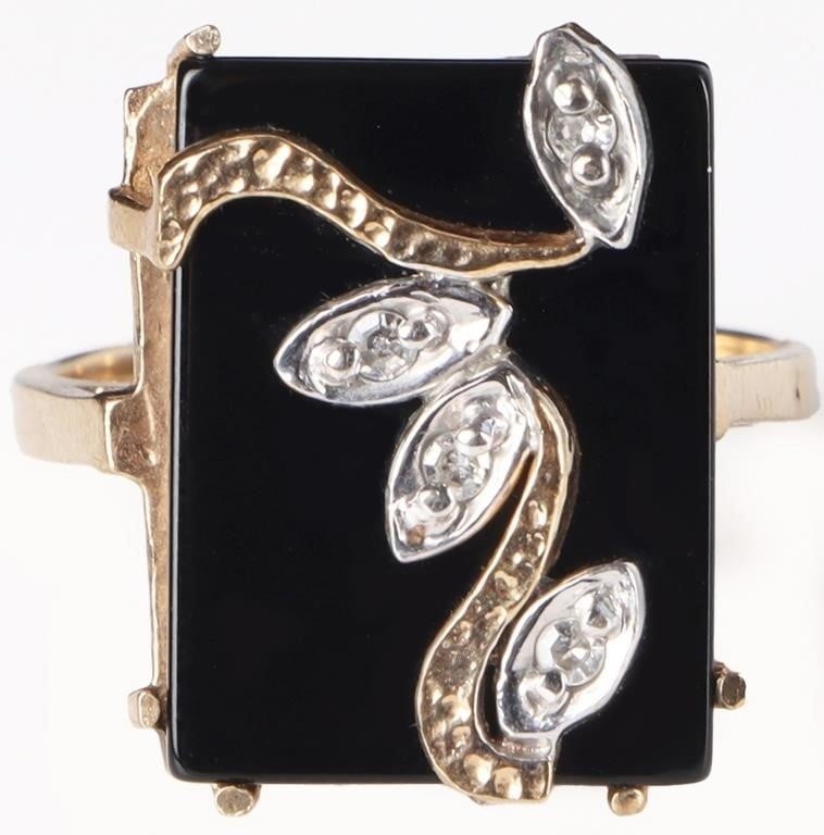 10K YELLOW GOLD LADIES RING W/ DIAMONDS & ONYX: 10k yellow gold ladies ring with an onyx rectangle on its face. White gold leaves, each of which feature a 0.01ct diamond, are scattered on the onyx.Stone Type: DiamondsWeight: 5.55 gramsSize: US