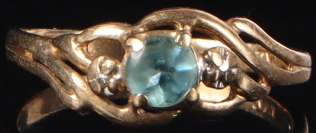 10K YELLOW GOLD LADIES RING W/ TOPAZ & DIAMONDS: 10k yellow gold ladies ring with a 0.25ct round-cut topaz gemstone flanked by two melee diamonds, one on either side.Stone Type: Diamonds & TopazWeight: 1.12 gramsSize: US 5Condition: See pictures.