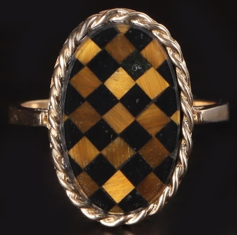 TIGERS EYE & ONYX CHECKERED 10K GOLD LADIES RING: 10k yellow gold ladies ring with tigers eye and onyx stones arranged in a checkerboard pattern on the face.Stone Type: Tigers Eye & OnyxWeight: 3.3 gramsSize: US 6.5Condition: See pictures.