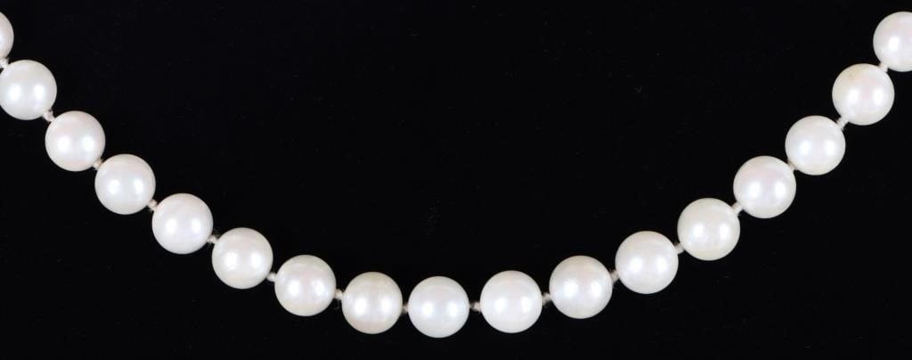 14K YELLOW GOLD CLASP WHITE PEARL LADIES NECKLACE: Ladies necklace composed of genuine white round pearls and a 14k yellow gold clasp.Stone Type: PearlWeight: ~1 gram gold weightSize: 19.5" longCondition: See pictures