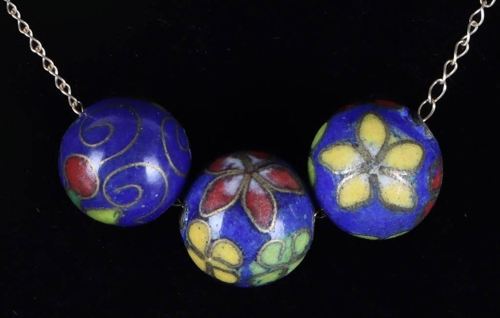 14K YELLOW GOLD LADIES CHAIN NECKLACE W/ BEADS: 14k yellow gold ladies chain necklace with folk art-styled beads.Size: 18" longCondition: See pictures.