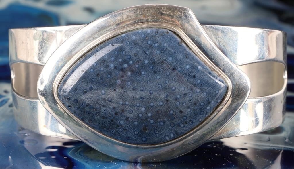 SW STYLE DRT 925 LADIES CUFF BRACELET W BLUE AGATE: Southwest style sterling silver ladies cuff bracelets with a large blue agate center stone. Signed by Desert Rose Trading.Stone Type: AgateWeight: 53.22 gramsCondition: See pictures.