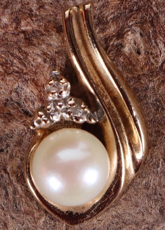 14K YELLOW GOLD PEARL DIAMOND LADIES PENDANT: 14K yellow gold pearl diamond ladies pendant. Gemstones to include one 6.29mm pearl, and three 0.005ct round cut diamonds.Stone Type: AssortedWeight: 1.94 GramsSize: 0.75"Condition: Little to no wear,