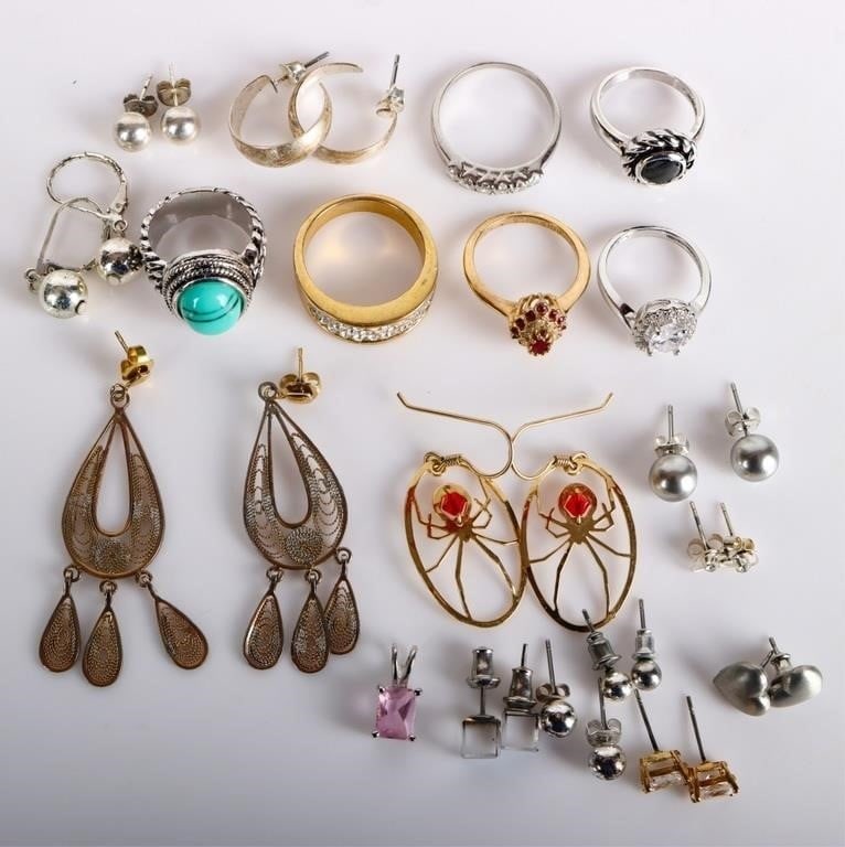 ASSORTED ORNATE GOLD/SILVER TONE JEWELRY LOT (1 of 3)