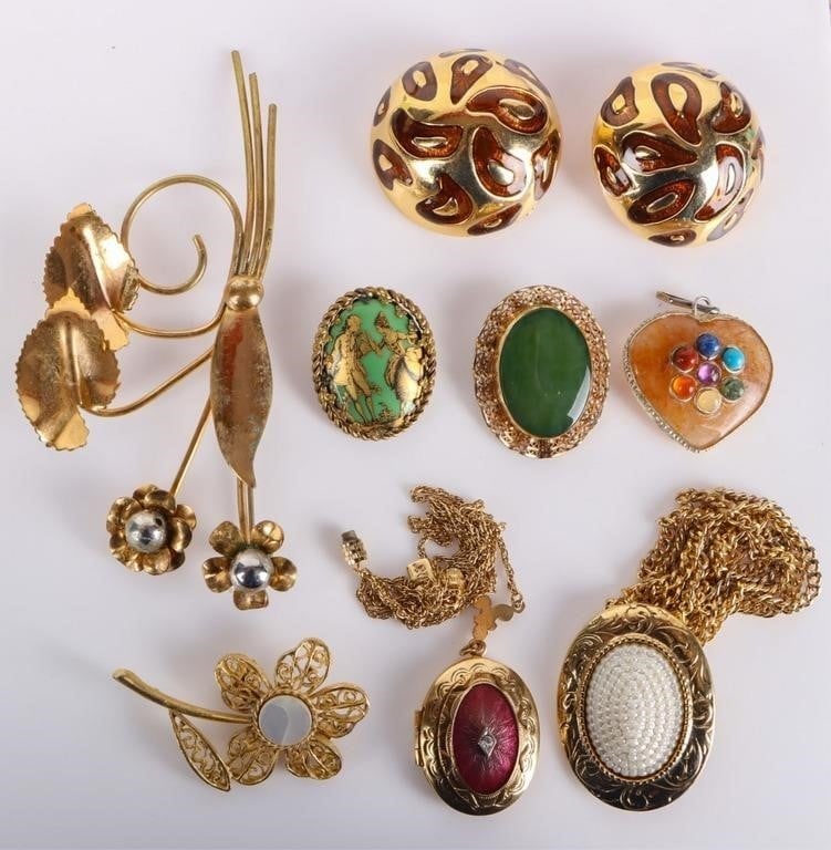 GOLD-TONED LADIES JEWELRY LOT OF 8 (1 of 7)