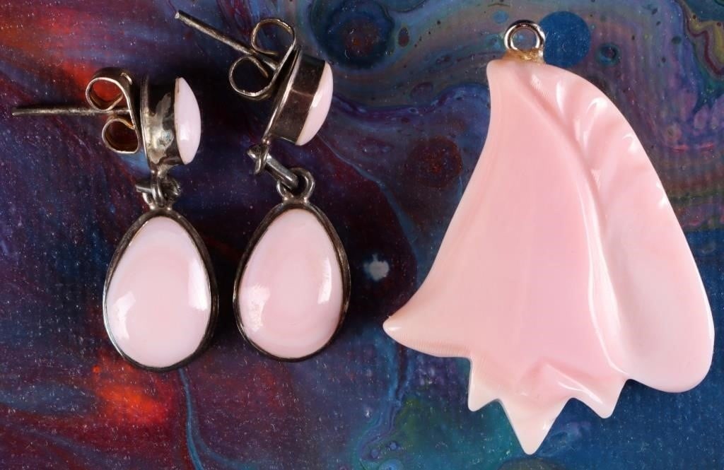 CONCH PEARL EARRINGS & CONCH SHELL PENDANT: Lot of two pieces of sterling silver ladies jewelry which incorporate conch shell as a material, to include one pair of conch pearl earrings and one pendant carved in the shape of a conch shell.Stone