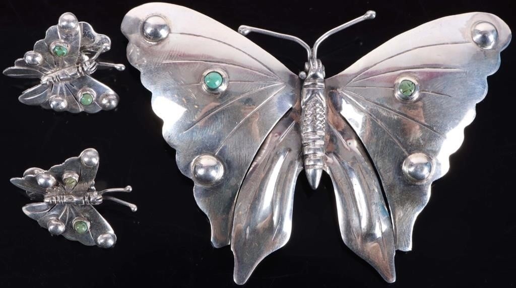 SET OF STERLING SILVER LADIES BROOCH AND EARRINGS: Set of sterling silver ladies butterfly brooch and earrings. The wings of each feature studs and green jasper stones.Stone Type: JasperWeight: 29 gramsCondition: See pictures.