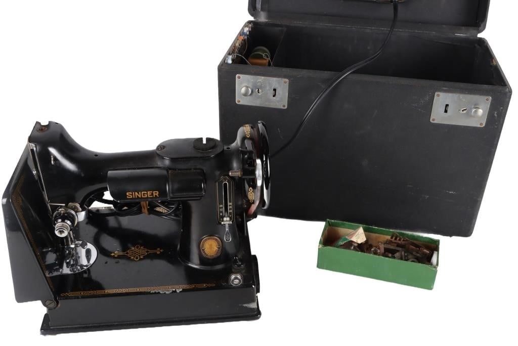 VINTAGE SINGER 221 FEATHERWEIGHT SEWING MACHINE (1 of 10)