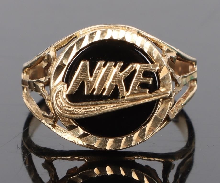 10K YELLOW GOLD ONYX NIKE BRAND RING: 10k yellow gold onyx NIKE brand ring.Stone Type: OnyxWeight: 2.87 gramsSize: US 7.5Condition: Very fine.