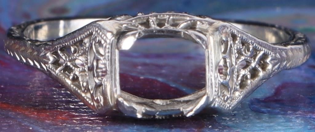 FILIGREE 18K WHITE GOLD LADIES RING SETLESS: Filigree 18k white gold filigree ladies ring. The piece is burnished with yellow gold. Setless, can hold a 0.5ct brilliant white round diamond. Weight: 1.92 grams Size: US 6.5 Condition: See pictures.