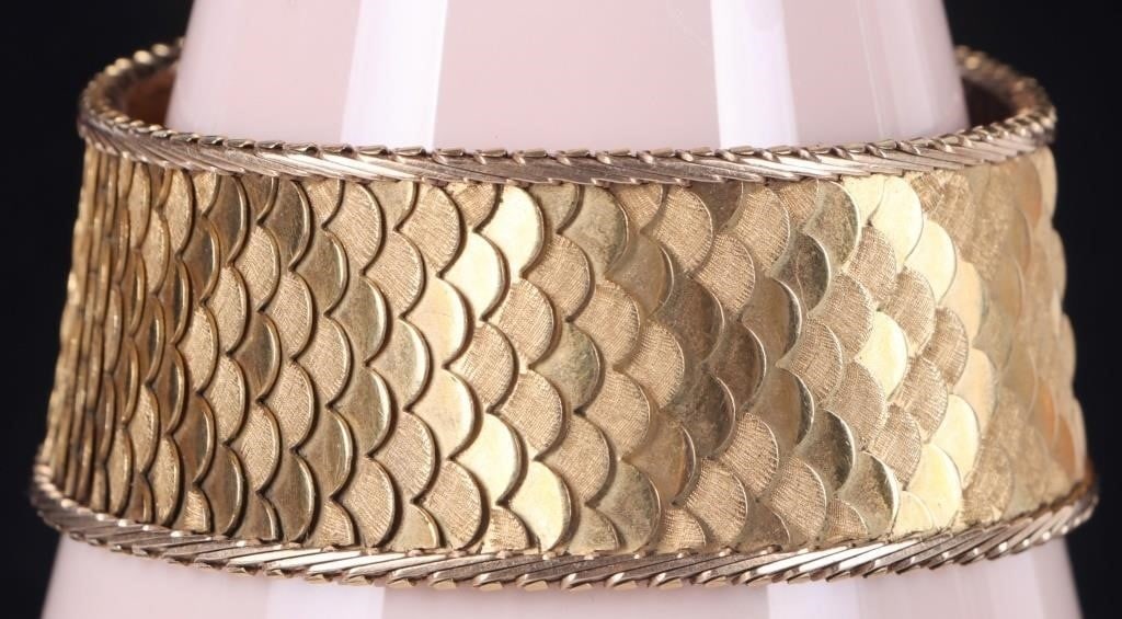 HEAVY 18K YELLOW GOLD DRAGON-SCALE LADIES BRACELET: Heavy 18k yellow gold ladies bracelet with layered dragon-like scales along the band. Each scale is linen-textured to grant the whole band a glittering effect Weight: 60.36 grams Size: 8" long Conditi
