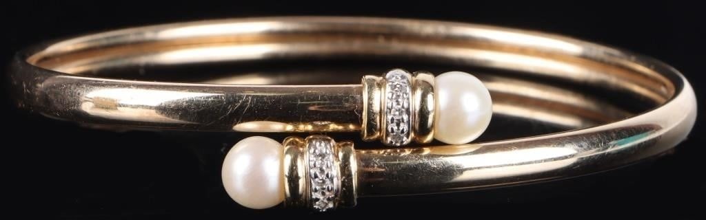 10K YELLOW GOLD LADIES BRACELET W/ DIAS & PEARLS: 10k yellow gold ladies bracelet. Each open end terminates with a genuine white round 6.3mm diameter pearl and the bracket behind each pearl features three melee diamonds. The area around the diamonds 