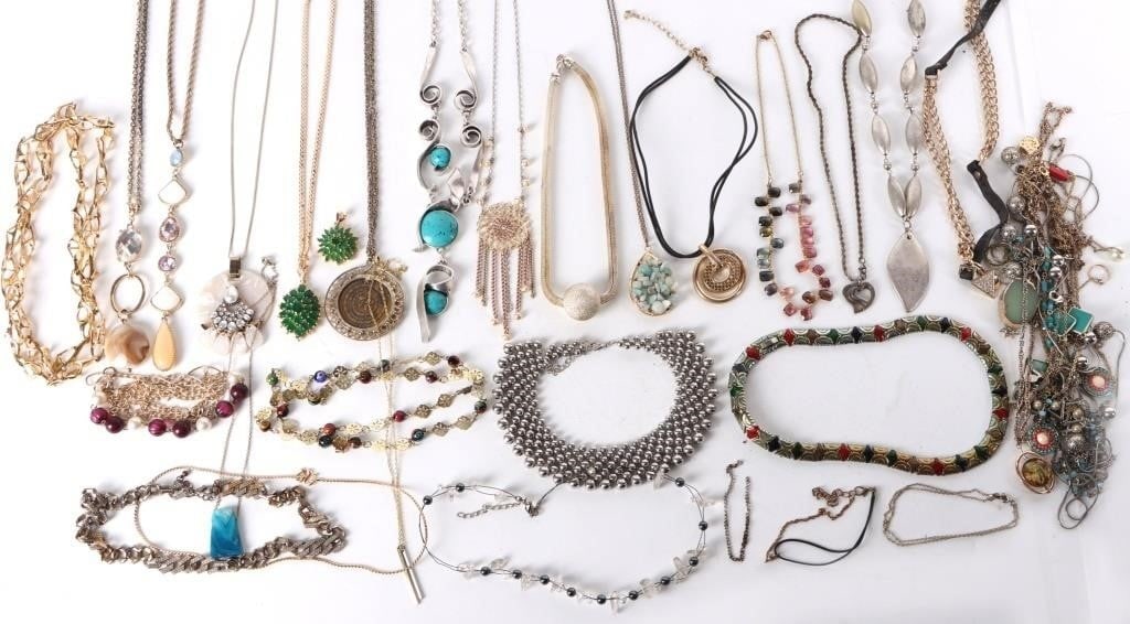 GIGANTIC 2LB ASSORTED LADIES FASHION NECKLACE LOT: This is a large assortment of ladies fashion necklaces. There are many different styles and designs. Weight: 907.16 Grams total Size: assorted Condition: Used may have slight scratches and may have so