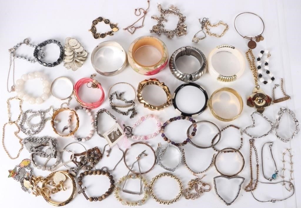GIANT 3LB ASSORTED LADIES COSTUME BRACELET LOT (1 of 5)