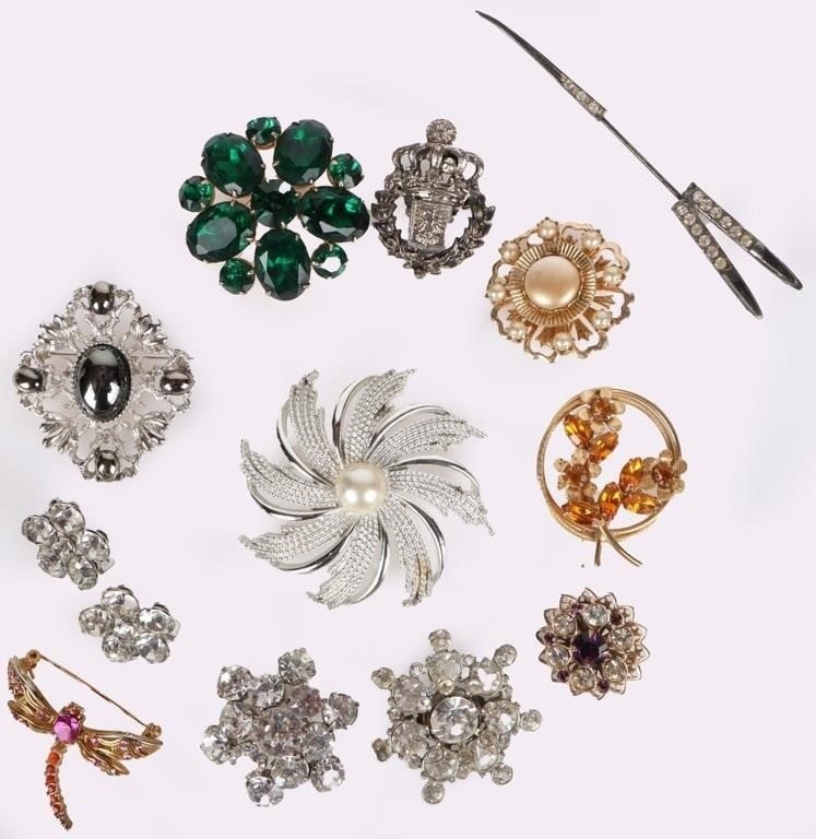 VINTAGE FASHION BROOCH COLLECTION LOT OF 13: Vintage fashion brooch collection lot of 13. To include flower and insect design brooches. Condition: Very fine. Please refer to images.