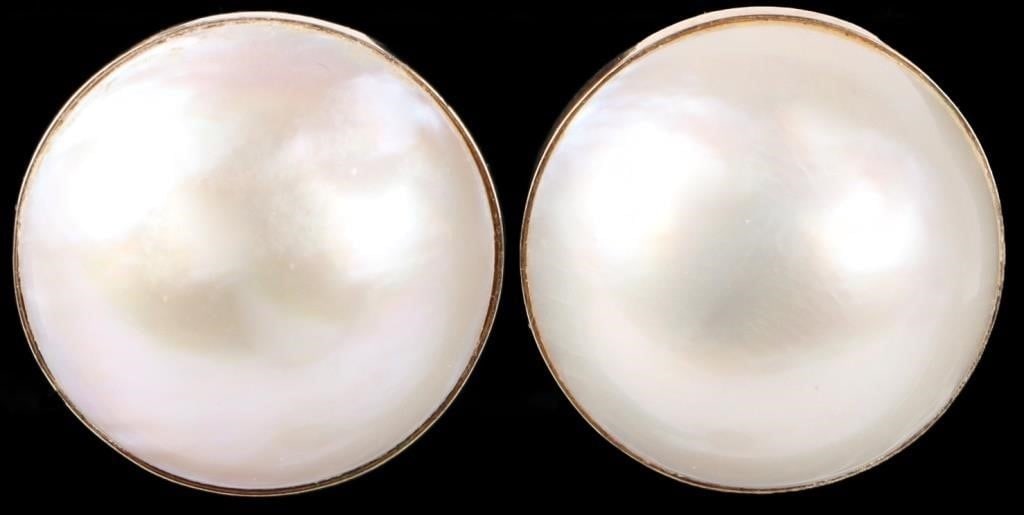 10K YELLOW GOLD LADIES EARRINGS W/ MOP STONES: One pair of 10k yellow gold ladies earrings with a large mother of pearl stones on each piece. Stone Type: Mother of Pearl Weight: 8.38 Grams Size: 17.6 mm diameter, 8.66 mm depth Condition: See pictu