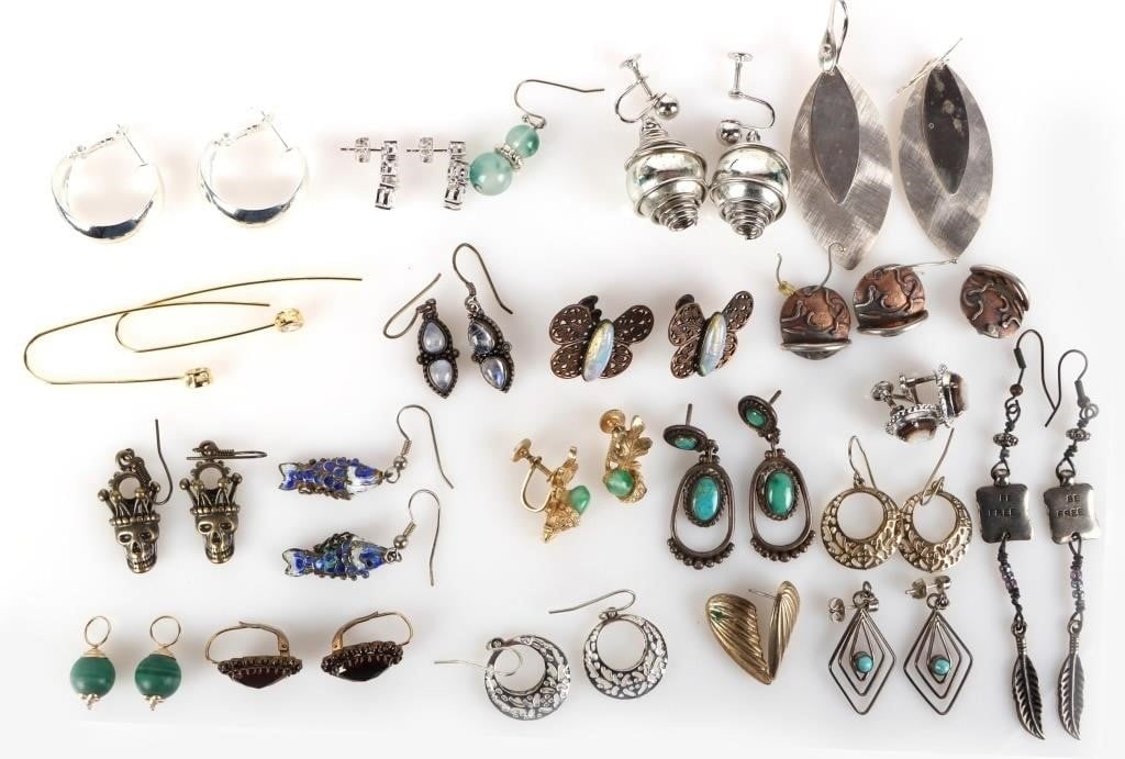 ASSORTED LADIES FASHION JEWELRY LOT OF 22 (1 of 5)