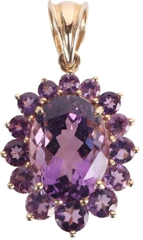 ~9.5 PURPLE SPINEL 14K YELLOW GOLD LADIES PENDANT: 14k yellow gold ladies pendant with an approximately 9.5ct oval-cut purple spinel center gemstone surrounded by fourteen round-cut purple spinel accessory gemstones the size of which increase toward t