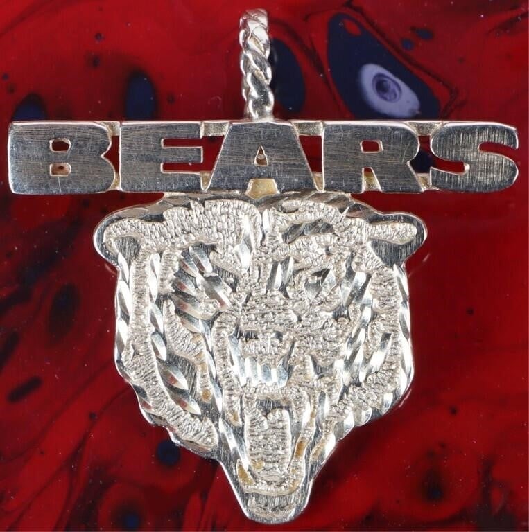 14K YELLOW GOLD BEARS PENDANT NFL FOOTBALL: 14k yellow gold NFL Bears pendant. Weight: 5.88 grams Size: 33.3 X 32.7 mm Condition: See pictures.