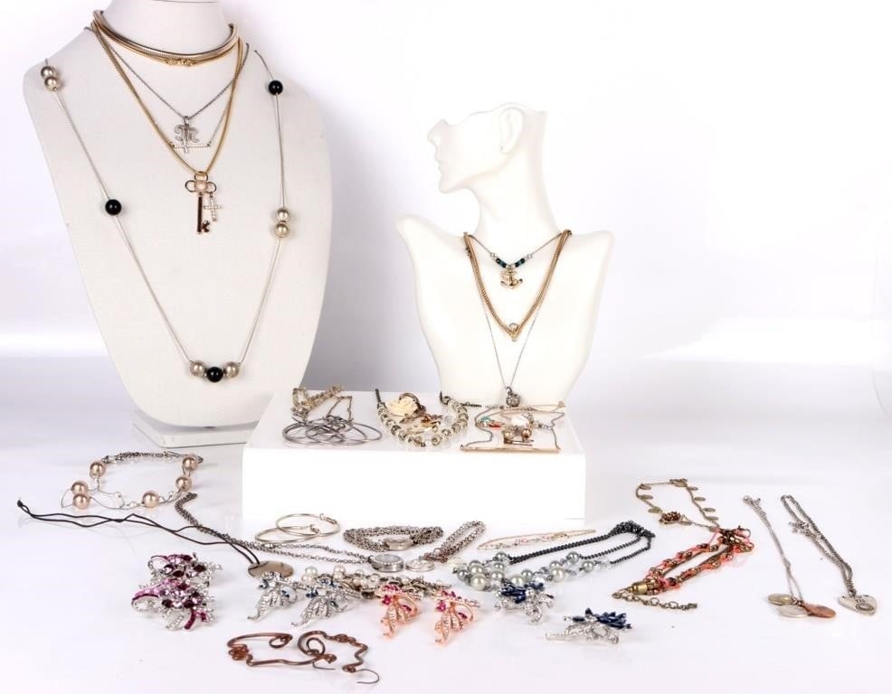 VINTAGE COLLECTIBLE WOMEN'S COSTUME NECKLACES - 13: Vintage collectible women's costume jewelry to include thirteen necklaces of varying designs and lengths. Size: 571.9 Grams Condition: Ware commemorative with age. (Refer to photos.)